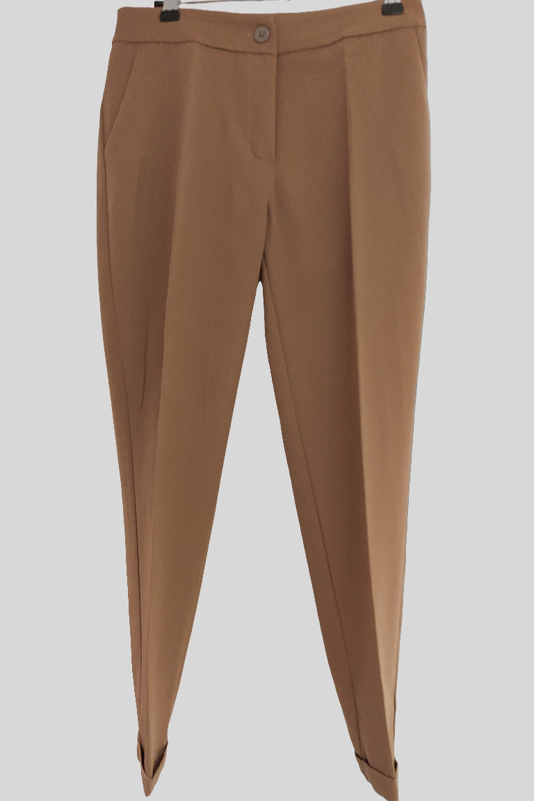 Pantalon city pour femme avec revers sur le bas fausse poche arrière coloris camel existe en quatre tailles sur Sausset-les-Pins