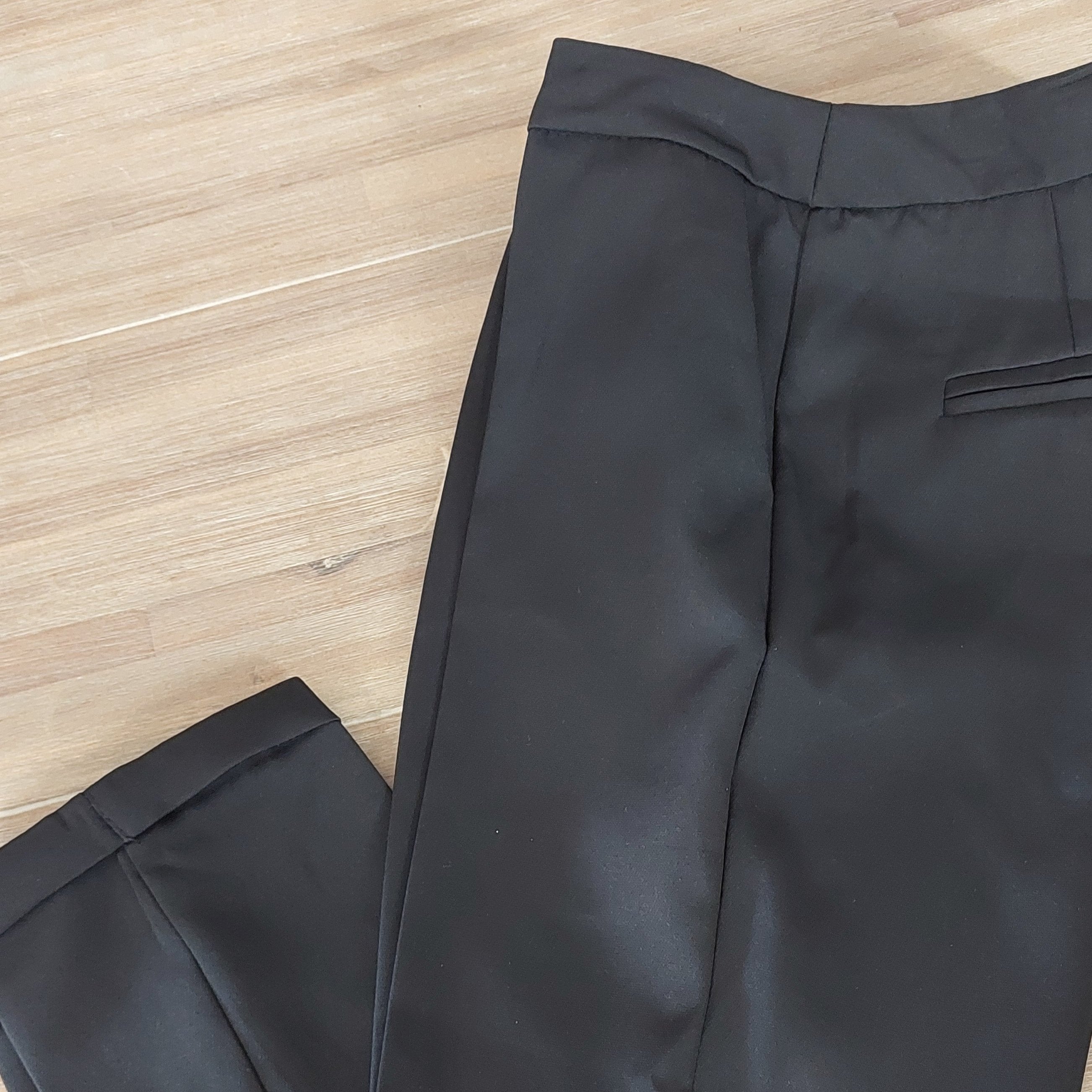Pantalon forme city pour femme en taille S taille m taille l taille xl fin avec revers sur le bas coloré noir sur Marignane