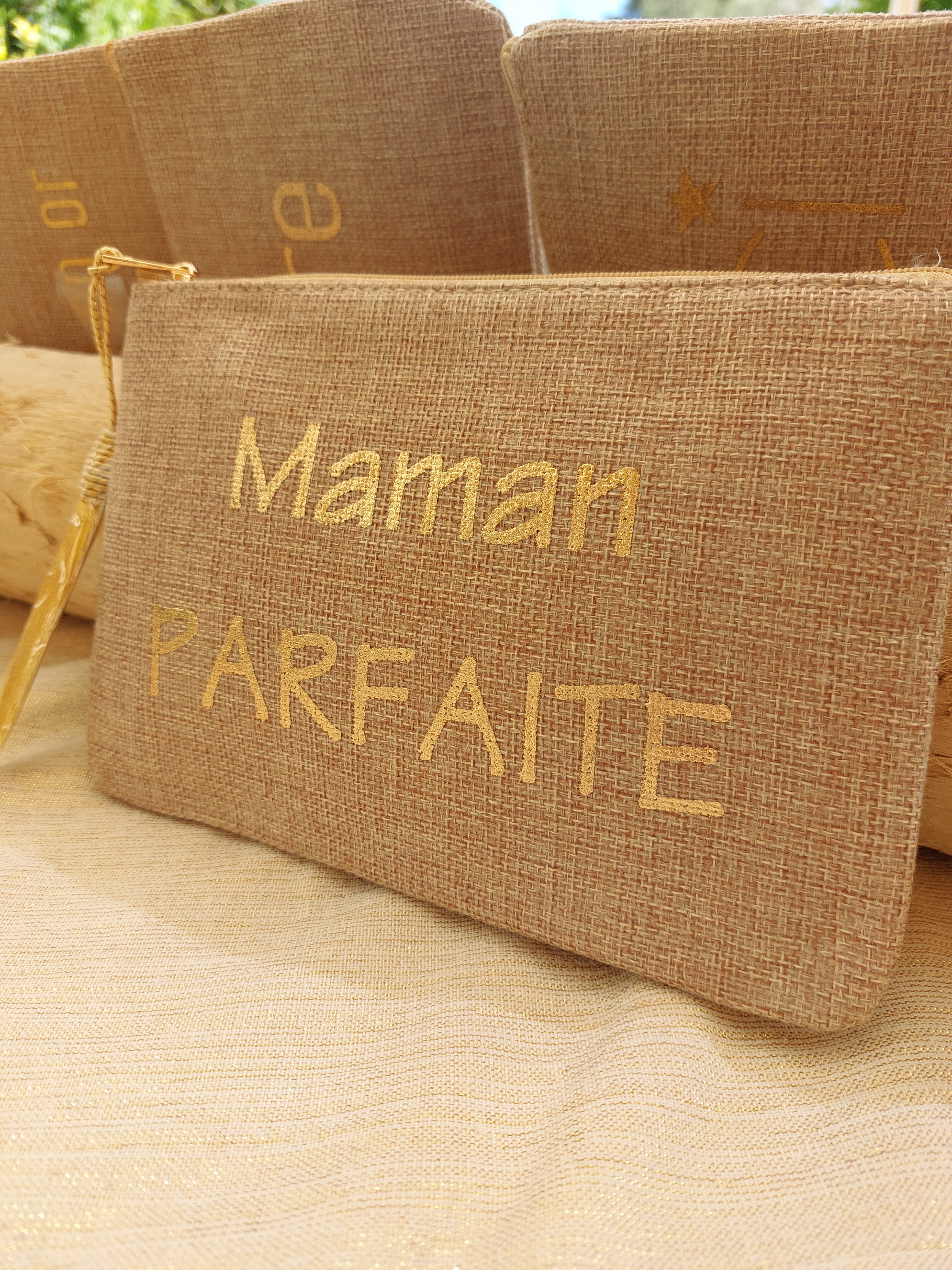 INEVA-POCHETTE A MESSAGE-POCHETTE EN LIN-POCHETTE MESSAGE MAMAN-POCHETTE MESSAGE MAMAN PARFAITE-POCHETTE A OFFRIR AUX MAMANS-POCHETTE BEIGE FETE DES MERES-CADEAUX FETES DES MERES-POCHETTE LIN MESSAGE OR-POCHETTE COULEUR NATURELLE MESSAGE MAMAN-POCHETTE MESSAGE SUR MARIGNANE