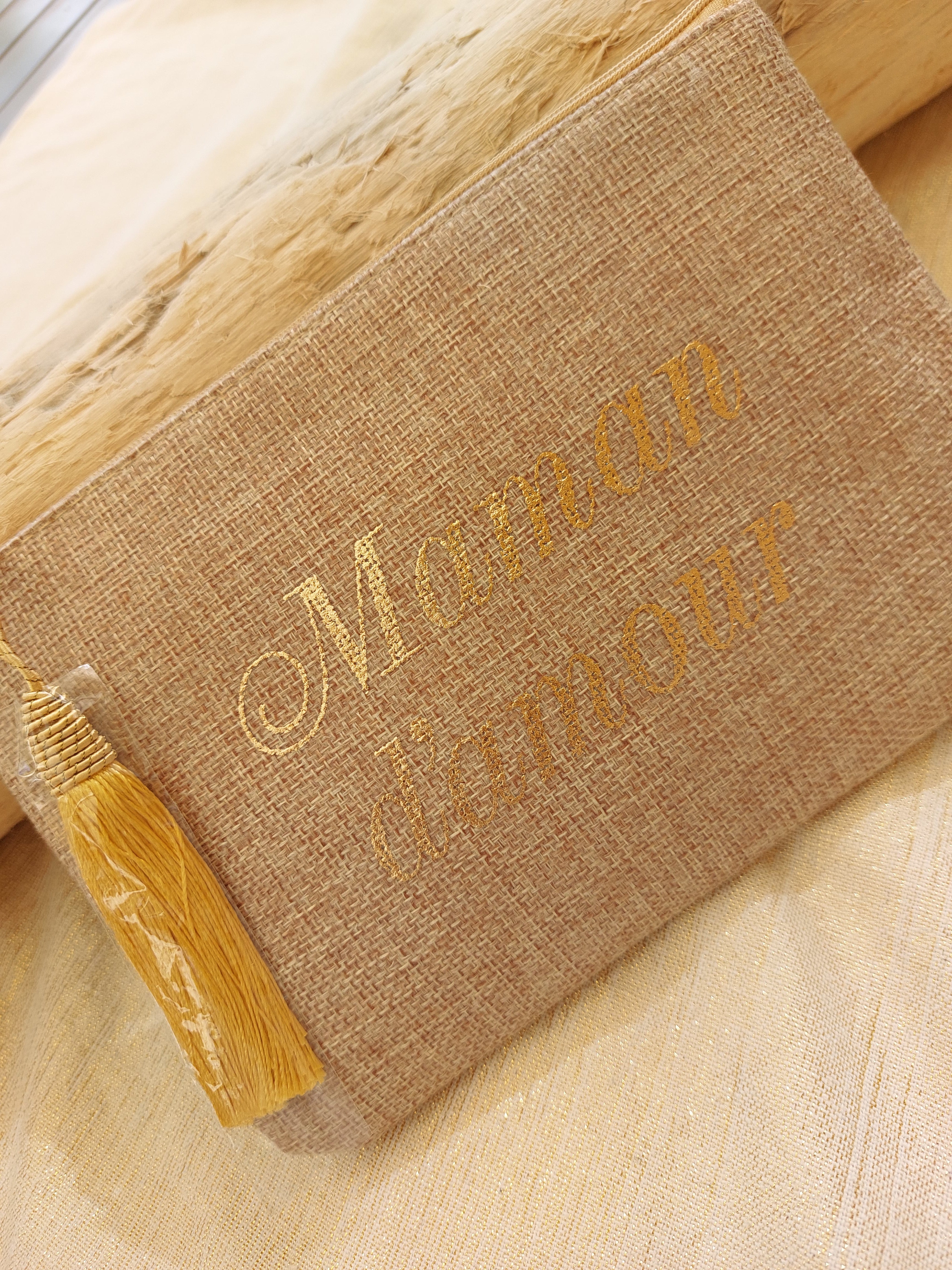 INEVA-POCHETTE A MESSAGE-POCHETTE EN LIN-POCHETTE MESSAGE MAMAN-POCHETTE MESSAGE MAMAN D AMOUR-POCHETTE A OFFRIR AUX MAMANS-POCHETTE BEIGE FETE DES MERES-CADEAUX FETES DES MERES-POCHETTE LIN MESSAGE OR-POCHETTE COULEUR NATURELLE MESSAGE MAMAN-POCHETTE MESSAGE SUR CARRY LE ROUET