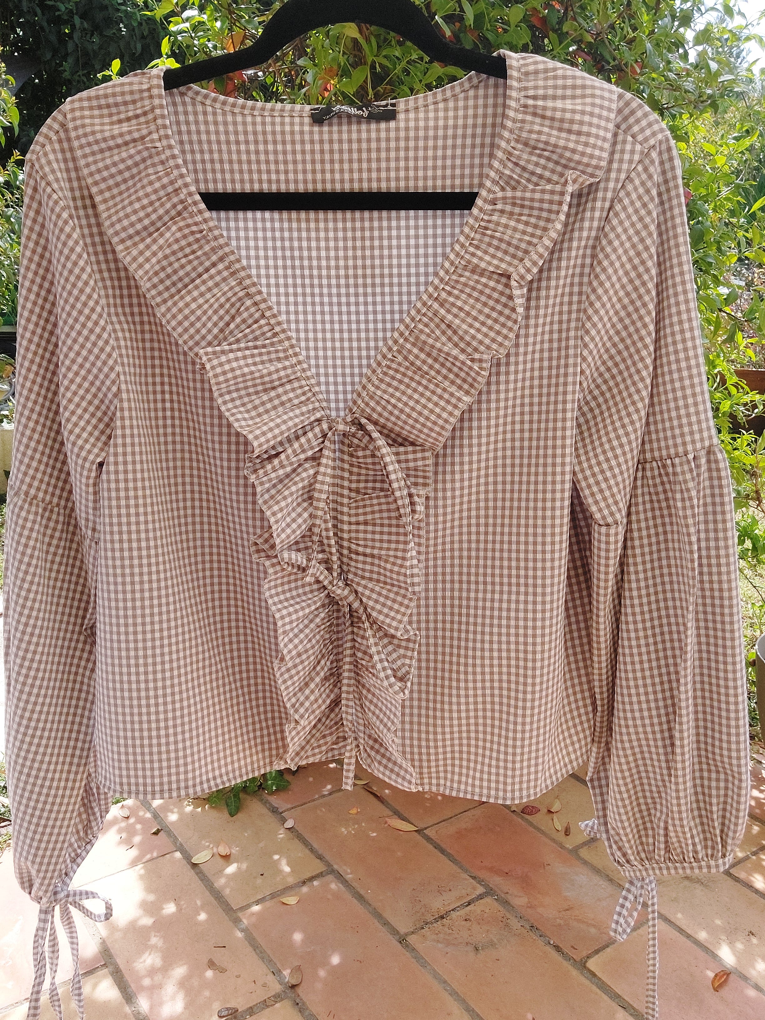 INEVA-TOP OUVERT DEVANT-TOP VICHY STRETCH-TOP COTON VICHY-TOP BEIGE-TOP COTON GAUFRÉ-TOP AVEC 3 ATTACHES-TOP TROIS NŒUDS-TOP IMPRIMÉ VICHY-TOP BEIGE ET BLANC