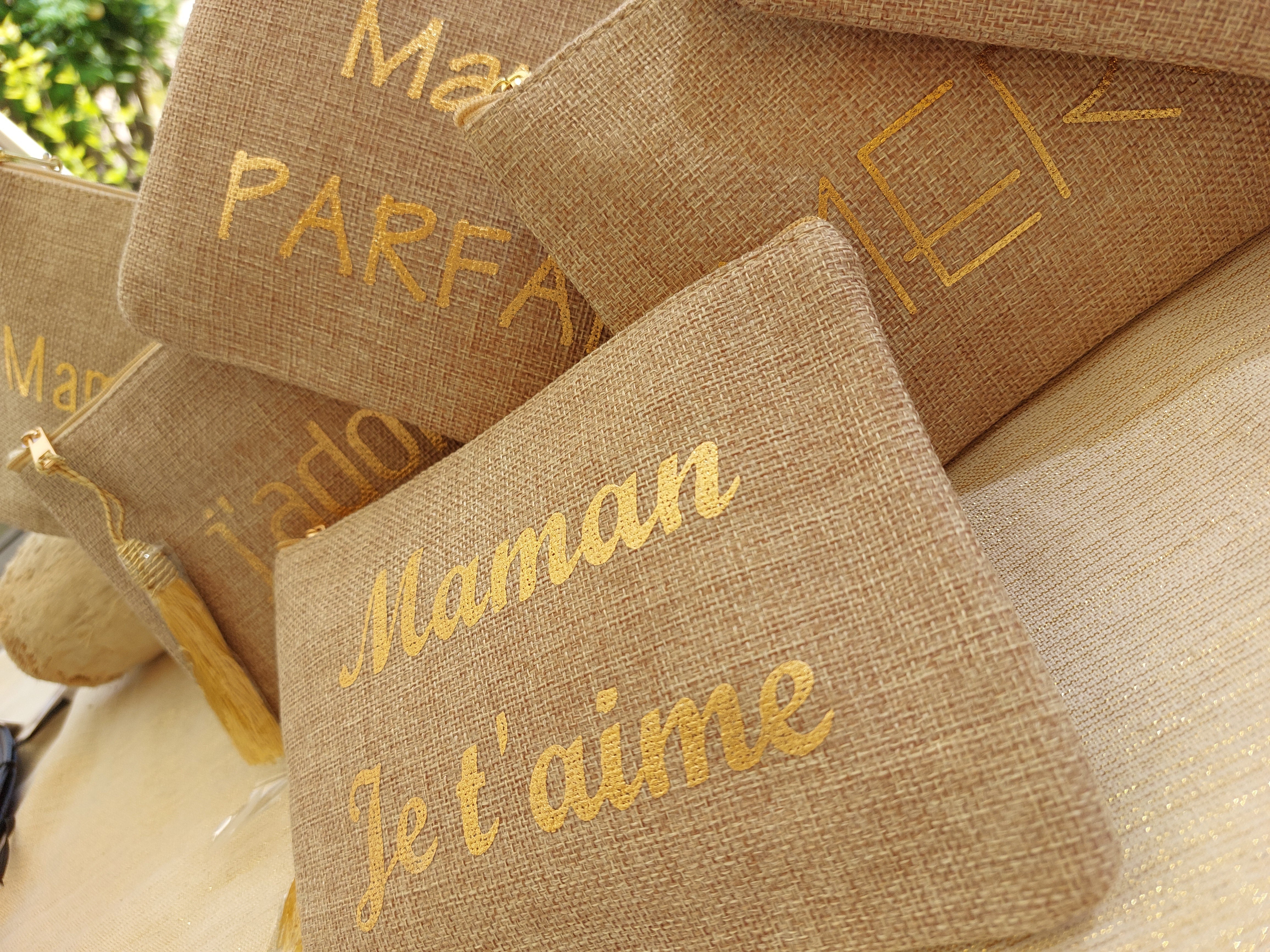 INEVA-POCHETTE A MESSAGE-POCHETTE EN LIN-POCHETTE MESSAGE MAMAN-POCHETTE MESSAGE TENDRE-POCHETTE A OFFRIR AUX MAMANS-POCHETTE BEIGE FETE DES MERES-CADEAUX FETES DES MERES-POCHETTE LIN MESSAGE OR-POCHETTE COULEUR NATURELLE MESSAGE MAMAN-POCHETTE MESSAGE SUR CARRY LE ROUET