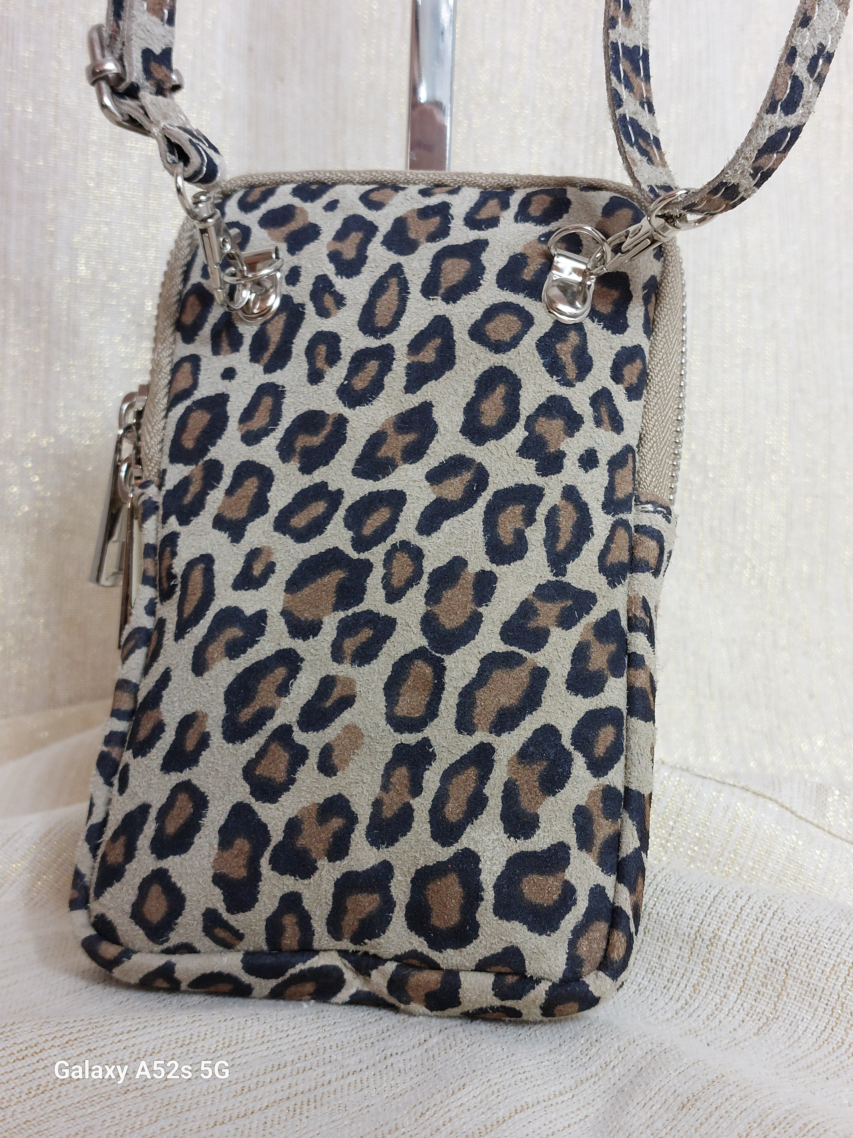 Sacoche Addol - Pochette Cuir Nubuck Imprimé Fauve avec Bandoulière