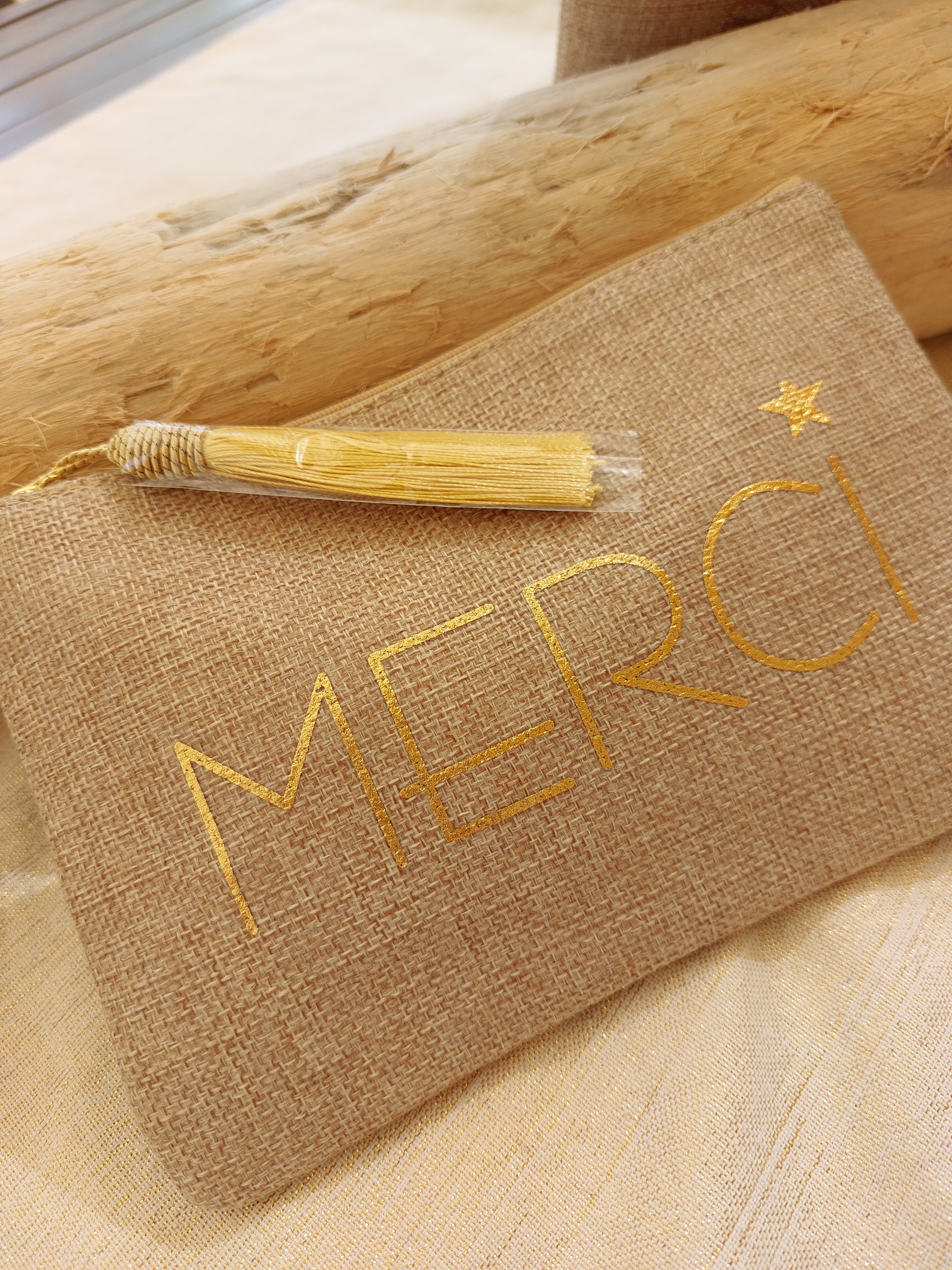 INEVA-POCHETTE A MESSAGE-POCHETTE EN LIN-POCHETTE MESSAGE MAMAN-POCHETTE MESSAGE MERCI-POCHETTE A OFFRIR AUX MAMANS-POCHETTE BEIGE FETE DES MERES-CADEAUX FETES DES MERES-POCHETTE LIN MESSAGE OR-POCHETTE COULEUR NATURELLE MESSAGE MAMAN-POCHETTE MESSAGE SUR CARRY LE ROUET
