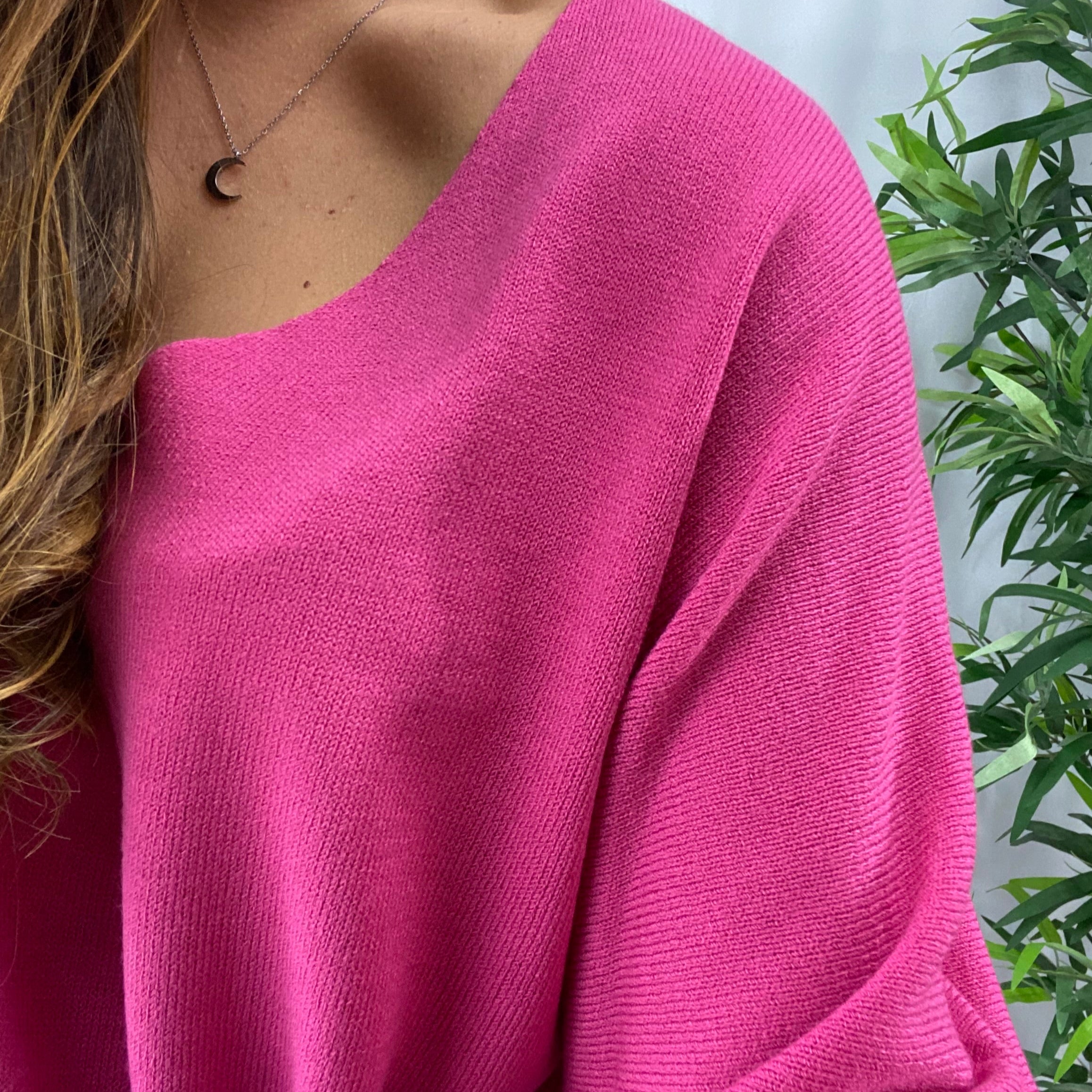 Pull MIREILLE rose col V oversized porté en extérieur, tailles 34-40