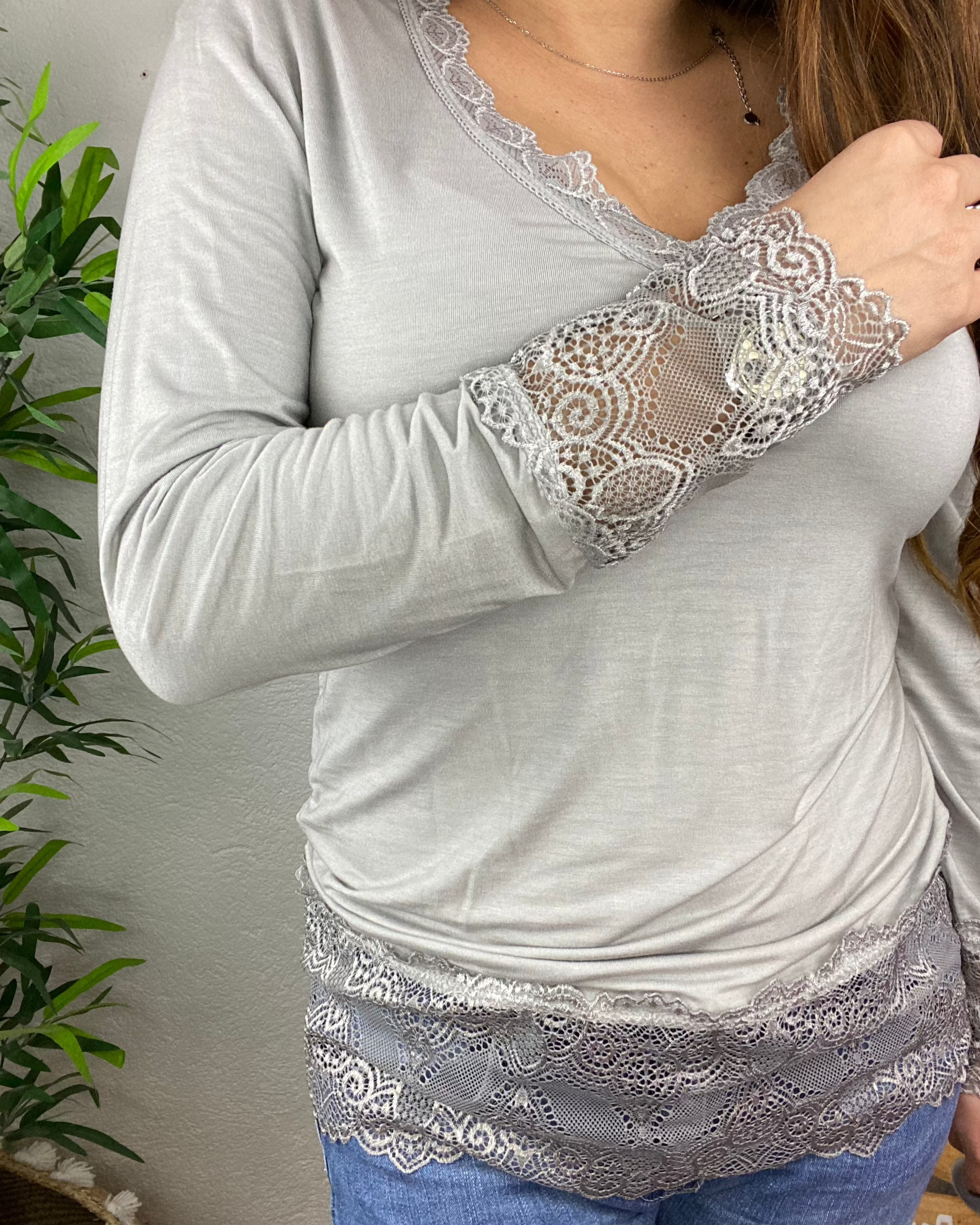 Top femme en jersey viscose élasthane col v et poigné dentelle tout comme le bas qui se pose sur les ances et permet de cacher délicatement le ventre .