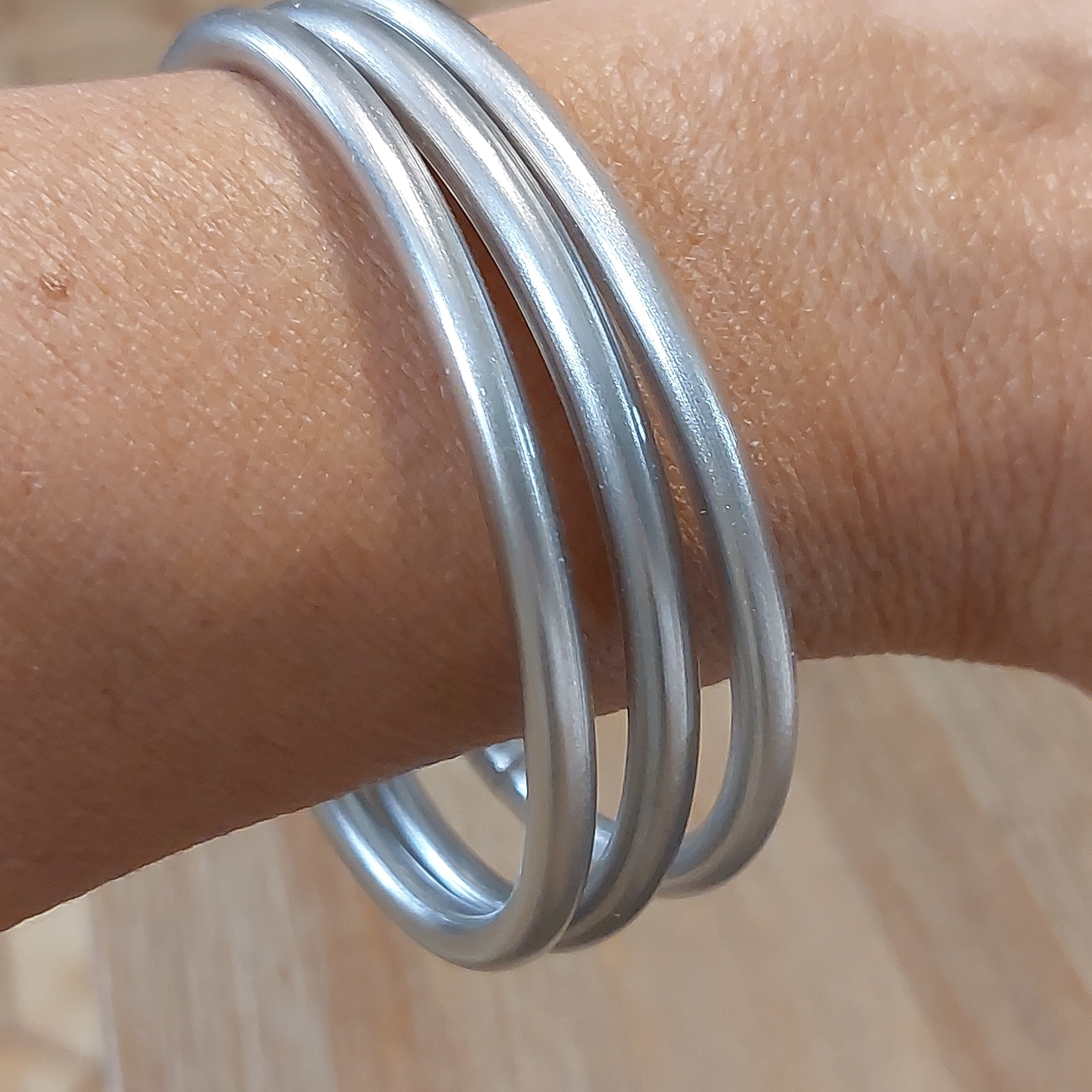 INEVA-BRACELET TIBETAIN-JONC TIBETAIN COULEUR-JONC PLASTIQUE DE SILVER-JONC TIBETAIN COULEUR ARGENT