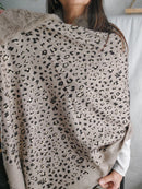 INEVA-ETOLE-BEIGE-IMPRIMEE-LEOPARD-TOUCHE-CACHEMIRE-COL-FAUSSE-FOURRURE-CACHE-EPAULE-TENDANCE-2023