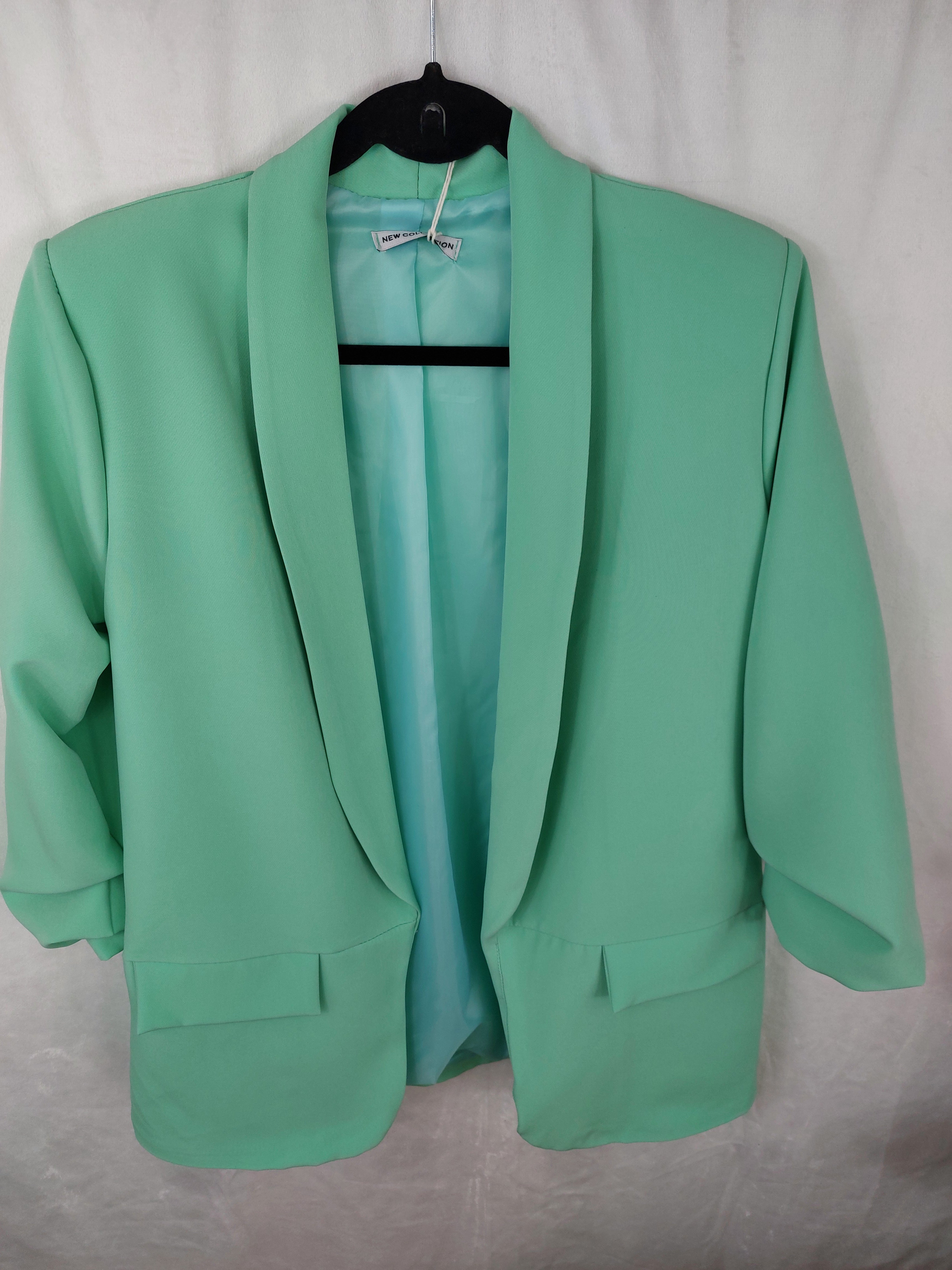 INEVA-BLAZER UNI VERT AMANDE-BLAZER POLYESTER OVERSIZED-BLAZER FEMME TAILLE UNIQUE-BLAZER FEMME UNI EPAULETTE-TENDANCE 2024-MUSTHAVE SUR AIX EN PROVENCE