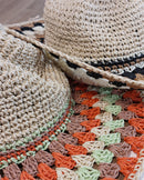 Chapeau de paille souple réglable beige imprimé corail oú noir. pliable pour mettre dans le sac de plage ou la valise sur Carry le rouet 