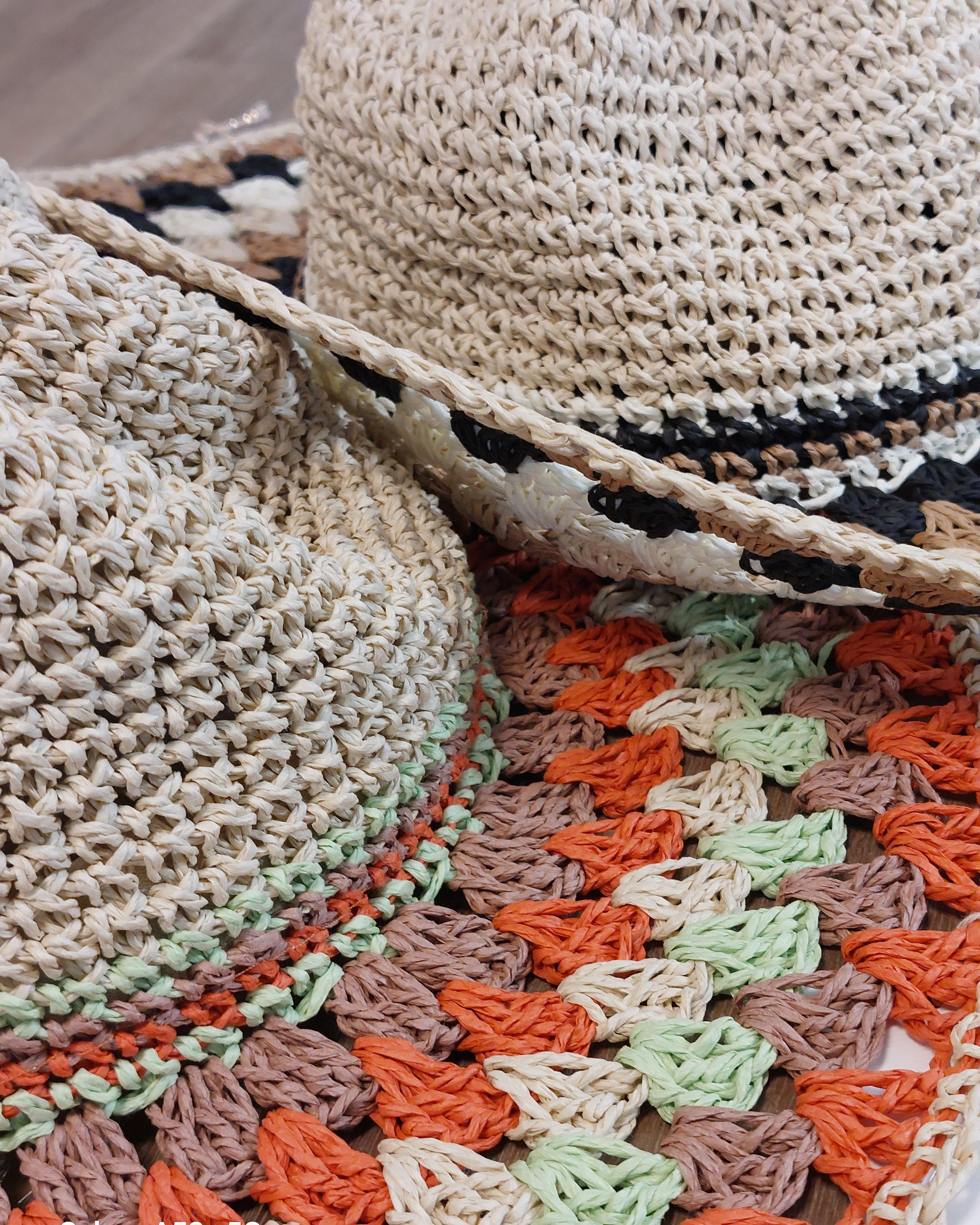Chapeau de paille souple réglable beige imprimé corail oú noir. pliable pour mettre dans le sac de plage ou la valise sur Carry le rouet 