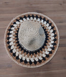 Chapeau de paille souple beige et noir réglable au niveau de la tête et pliable pour mettre dans le sac de plage ou la valise sur Sausset les pins 