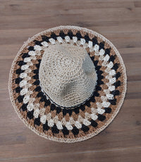 Chapeau de paille souple beige et noir réglable au niveau de la tête et pliable pour mettre dans le sac de plage ou la valise sur Sausset les pins 