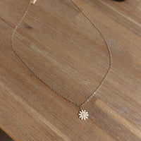 Collier Manta – Chaînette Dorée Acier Inoxydable & Pendentif Fleur Rose Pâle