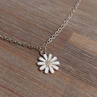 Collier Manta – Chaînette Dorée Acier Inoxydable & Pendentif Fleur Rose Pâle