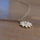 Collier Manta – Chaînette Dorée Acier Inoxydable & Pendentif Fleur Rose Pâle