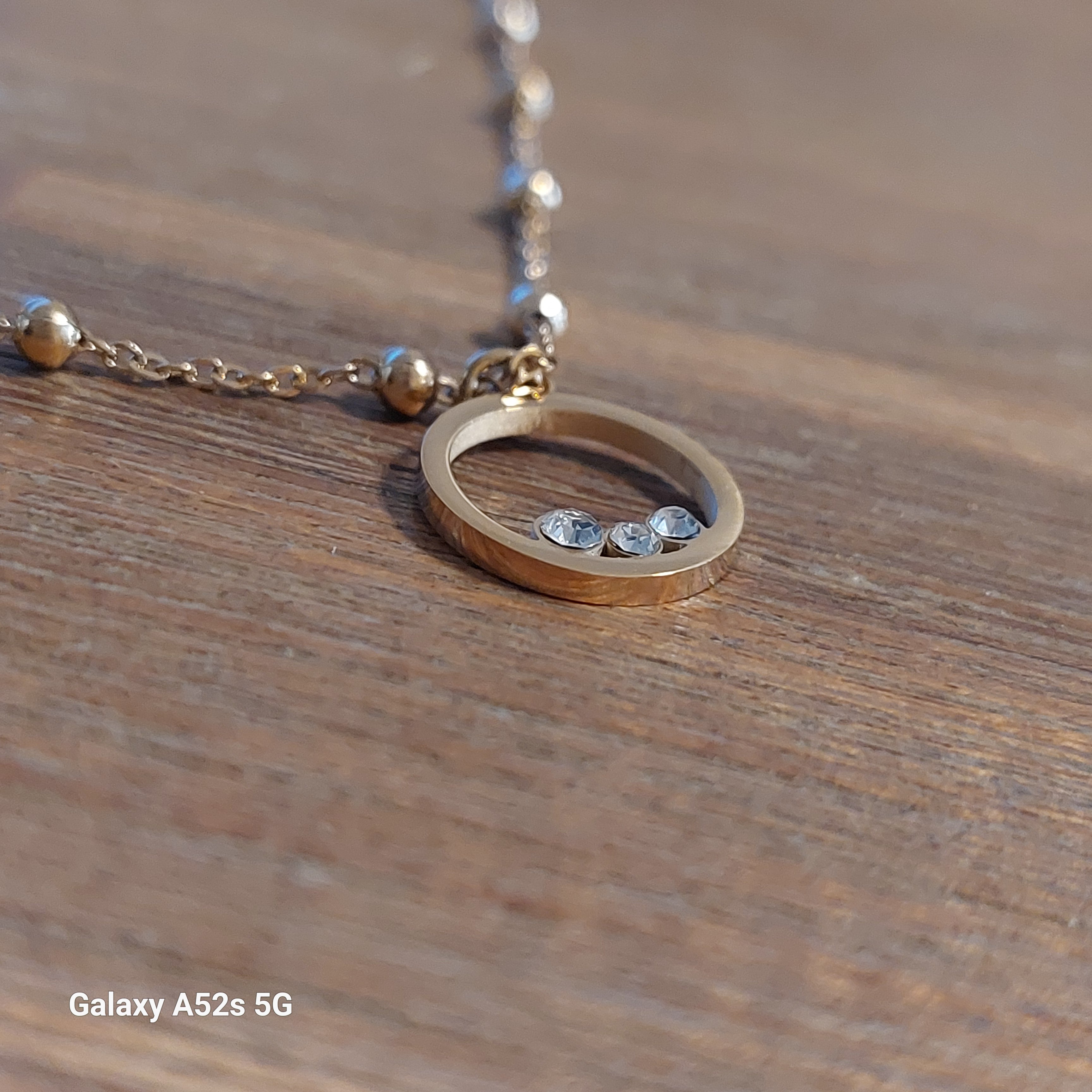 Collier Loja – Chaînette Dorée Boules & Pendentif Cercle Brillants Acier Inoxydable