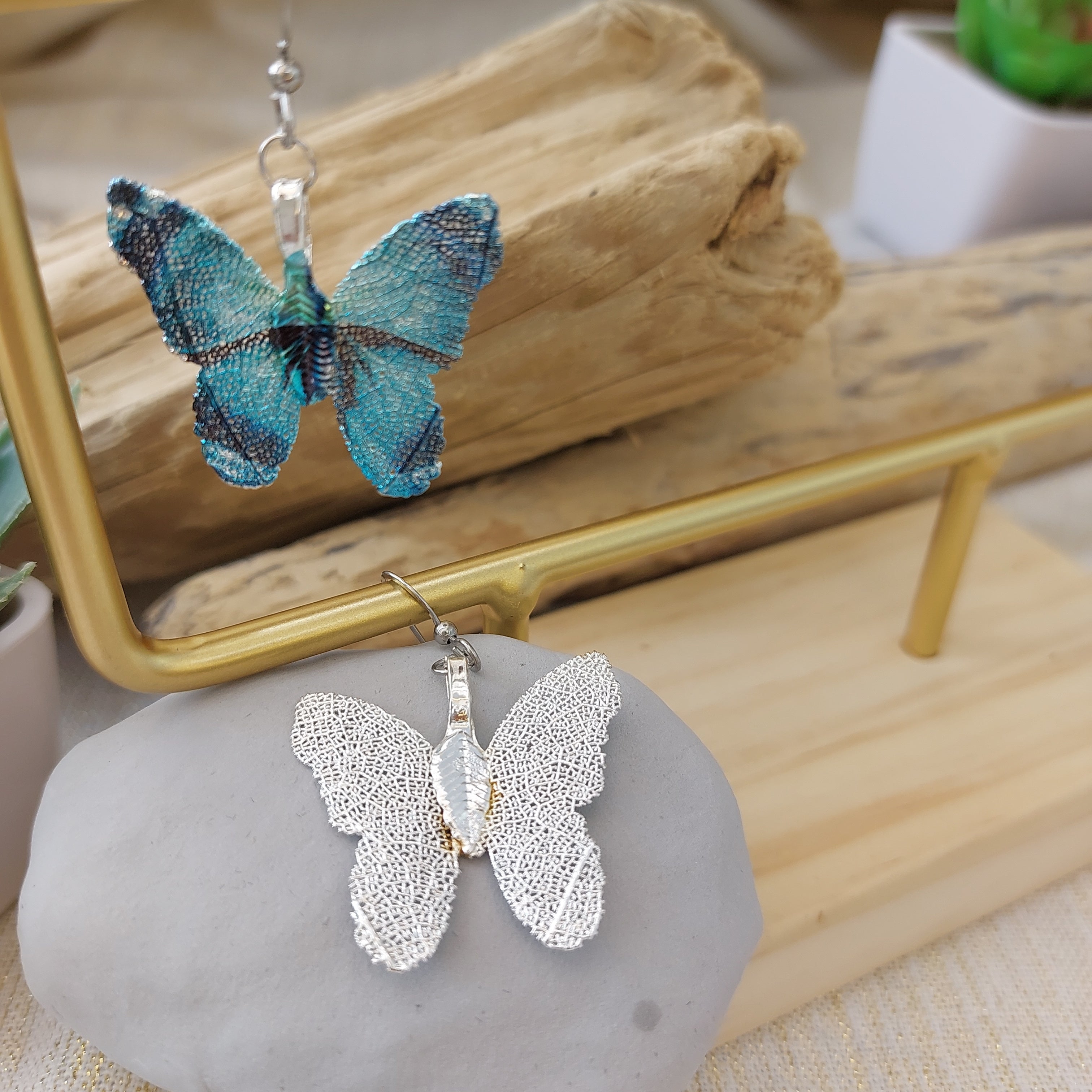 INEVA-BOUCLES D OREILLES ACIER INOXYDABLE-BO PENDANTES EN FORMES DE PAPILLONS DECOUPES DANS UNE FEUILLE SILVER ET CAMAIEU DE BLEU-BOUCLES D OREILLES PAPILLONS EN FEUILLES ARGENTEES ET BLEUES -BO PENDANTES PAPILLONS RECTO BLEU ET VERSO ARGENT-BOUCLES D OREILLES PAS CHERS SUR CARRY LE ROUET- BO PAPILLON BLEU