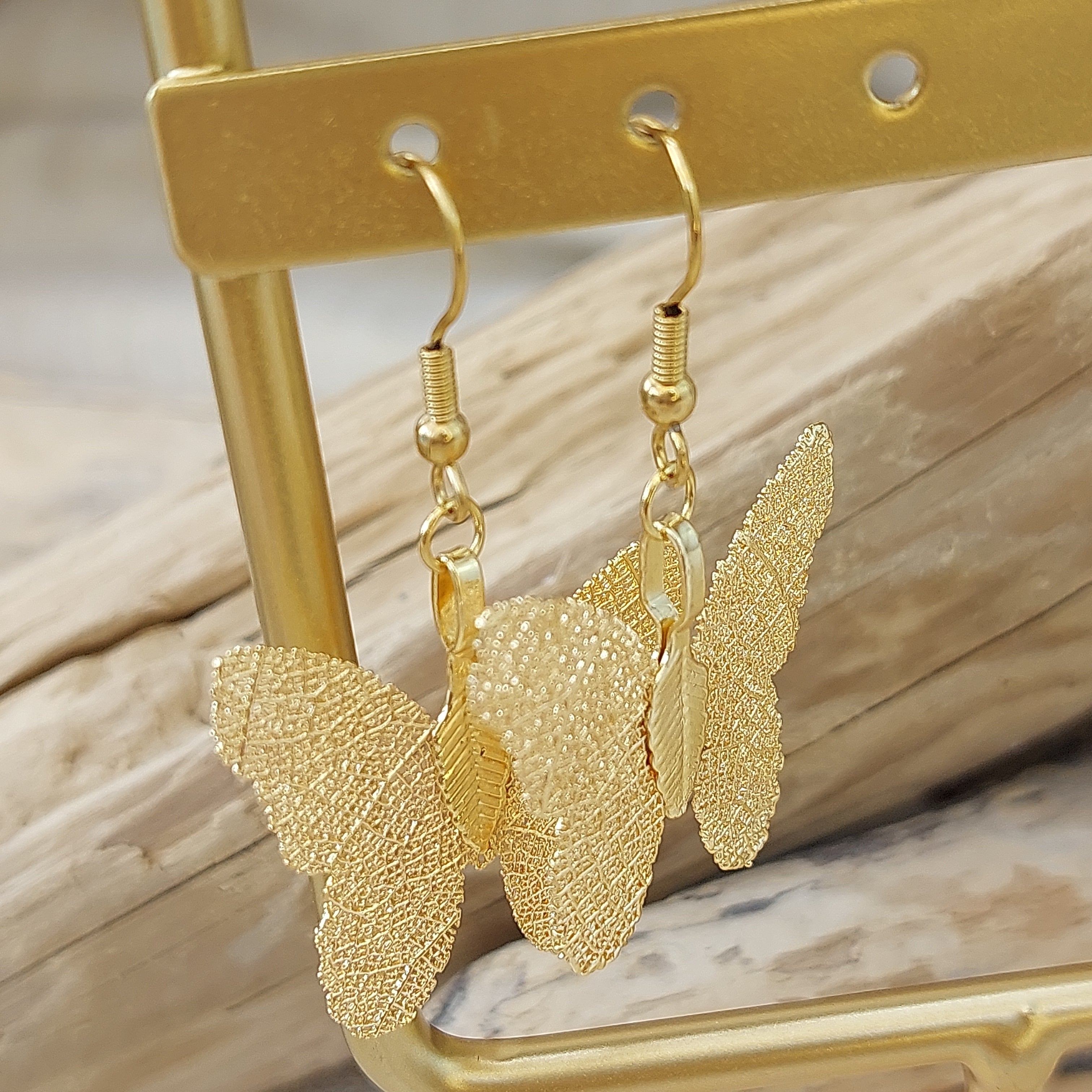 INEVA-BOUCLES D OREILLES ACIER INOXYDABLE-BO PENDANTES EN FORMES DE PAPILLONS DECOUPES DANS UNE FEUILLE DORES DORES-BOUCLES D OREILLES PAPILLONSS EN FEUILLES DOREES -BO PENDANTES PAPILLONS DORES-BOUCLES D OREILLES PAS CHERS SUR CARRY LE ROUET- BO PAPILLON OR