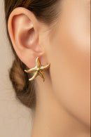 Boucles d'oreilles Estoril dorées portées — clous étoile de mer dorée texturée, style marin chic — ineva
