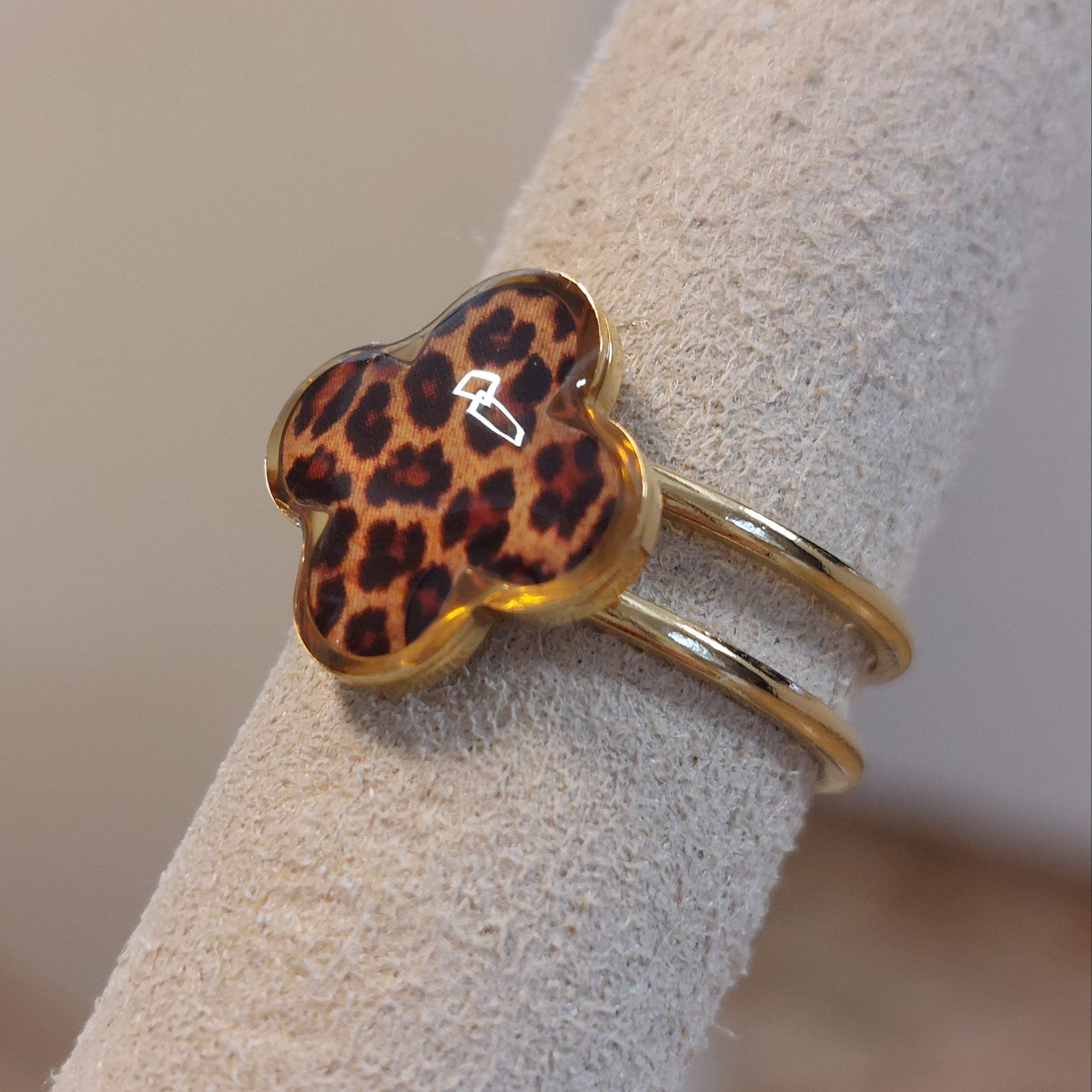 Bague Ani réglable pastille trèfle motif léopard acier doré