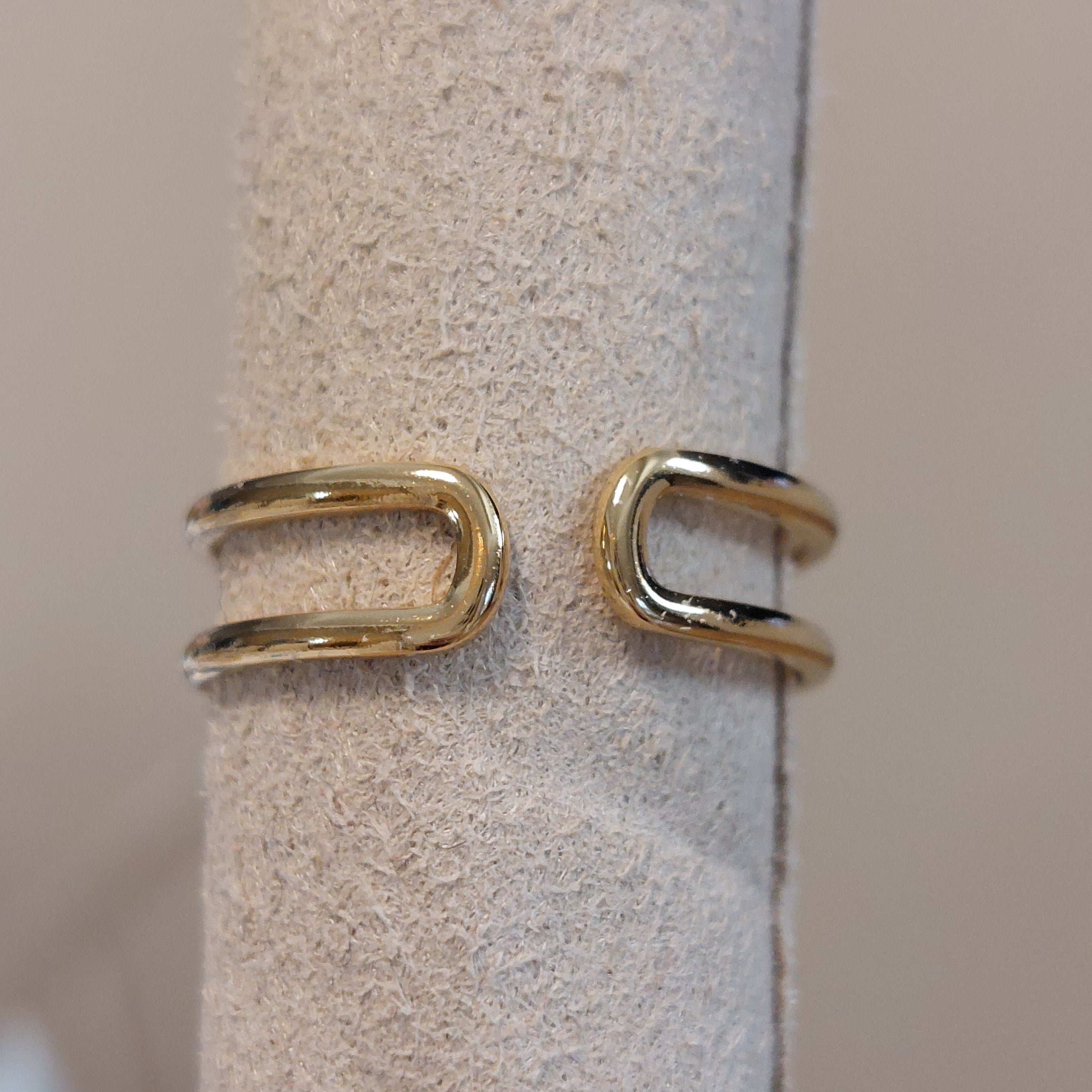 Détail bague Ani motif léopard sur pastille dorée