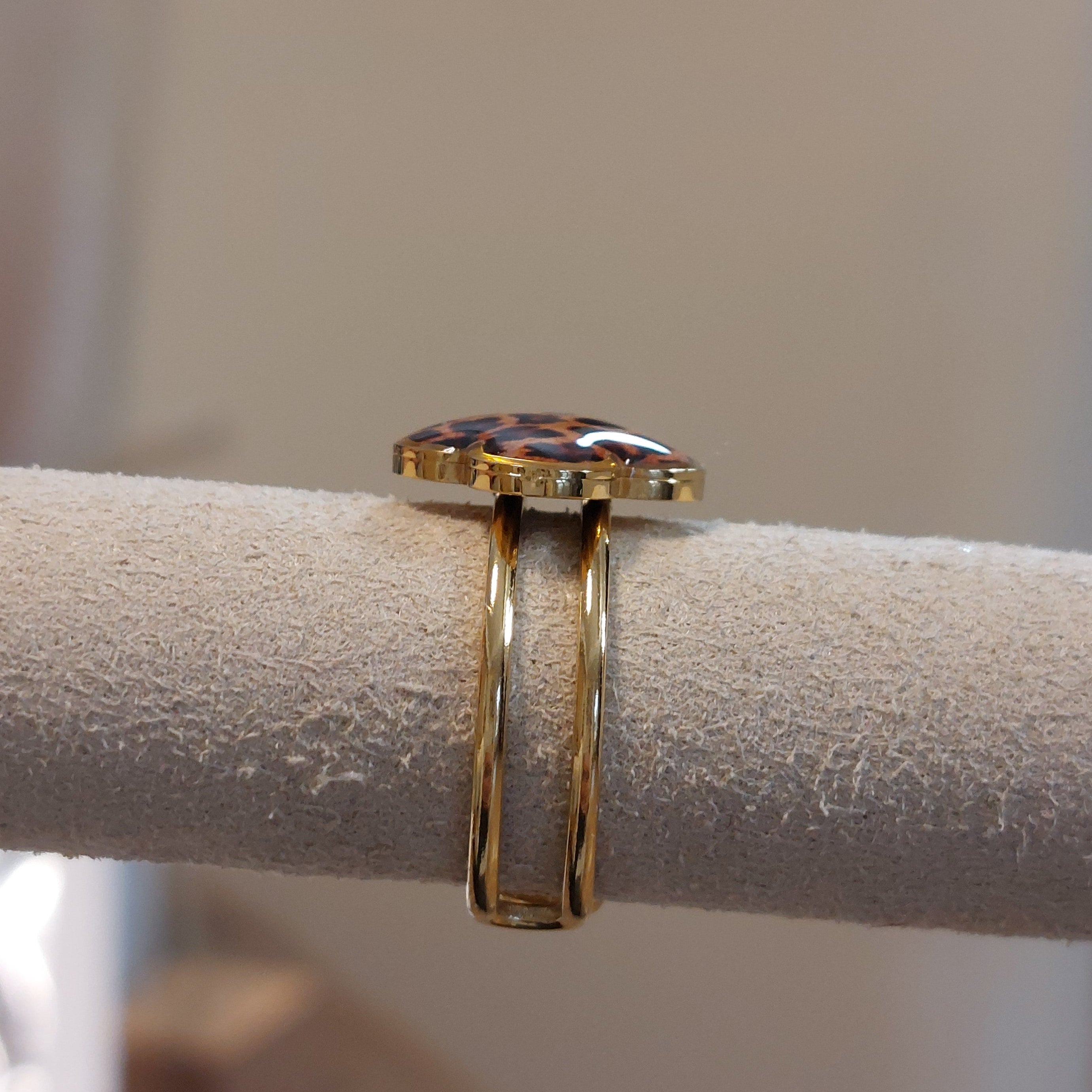 Bague Ani pastille ronde léopard détail profil acier doré