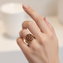 Bague Ani réglable acier doré motif léopard pastille ronde portée au doigt