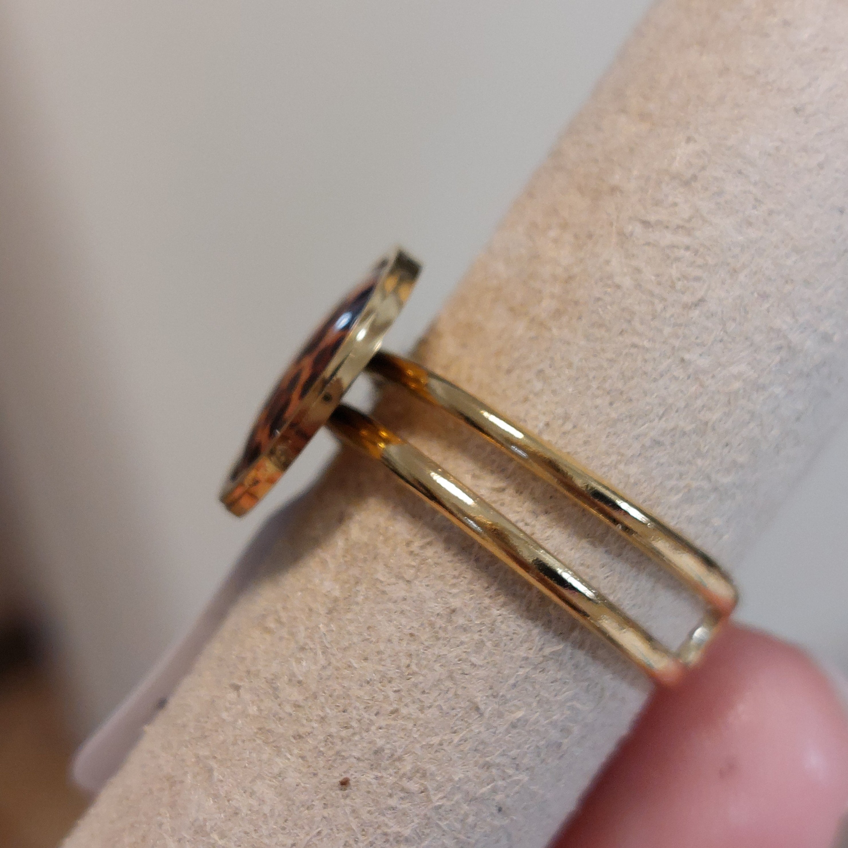 Bague Ani acier inoxydable doré vue de profil pastille ronde léopard