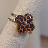 Bague Ani pastille trèfle léopard gros plan détail