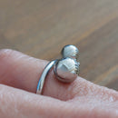 Bague Aras vue de profil - détail du design double boule réglable