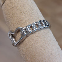 Bague Belo vue de côté - détail maillons et cœur ajouré acier argenté

