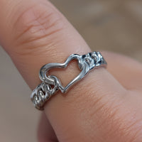 Bague Belo cœur ajouré argentée portée à la main - bague réglable acier inoxydable
