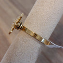 Bague Erie dorée vue de profil avec fleur tournante et brillants synthétiques