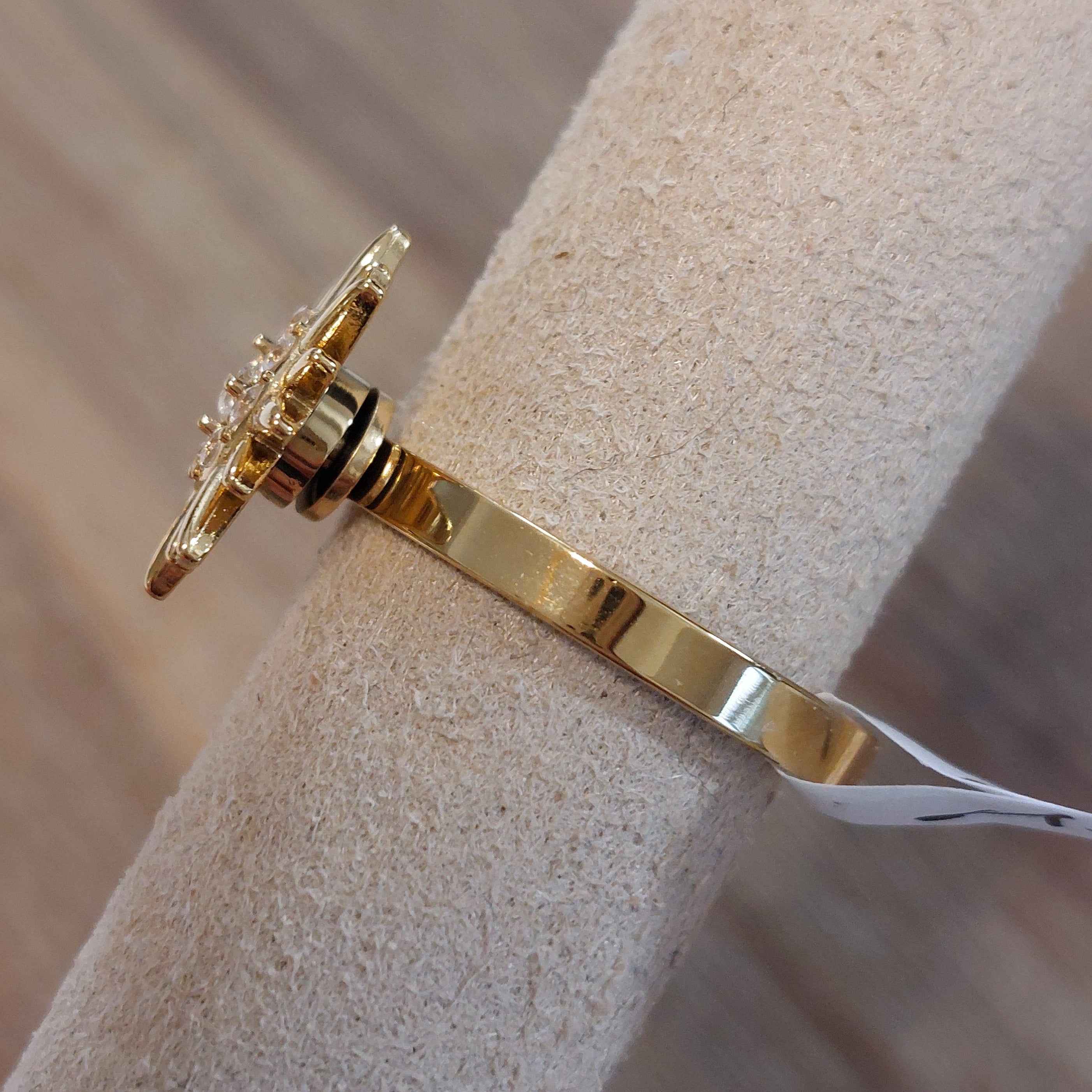 Bague Erie dorée vue de profil avec fleur tournante et brillants synthétiques