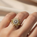 Femme portant la bague Erie dorée anti-stress avec fleur tournante