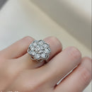 Bague Erie anti-stress argentée acier inoxydable avec fleur tournante et brillants synthétiques porté