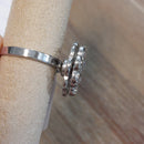  Bague Erie argentée vue de profil avec fleur tournante ornée de brillants