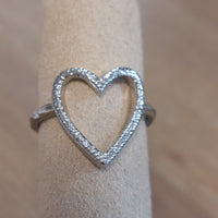 Bague Manaus avec motif cœur martelé argenté - vue de face détaillée acier inoxydable
