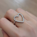 Bague Manaus cœur martelé en acier inoxydable argenté portée à la main - bijou réglable femme
