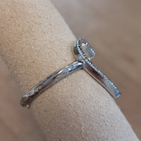 Bague réglable Manaus cœur martelé - vue de profil design minimaliste argenté
