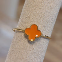 Bague Natal trèfle orange vue de face - bague ajustable acier doré femme

