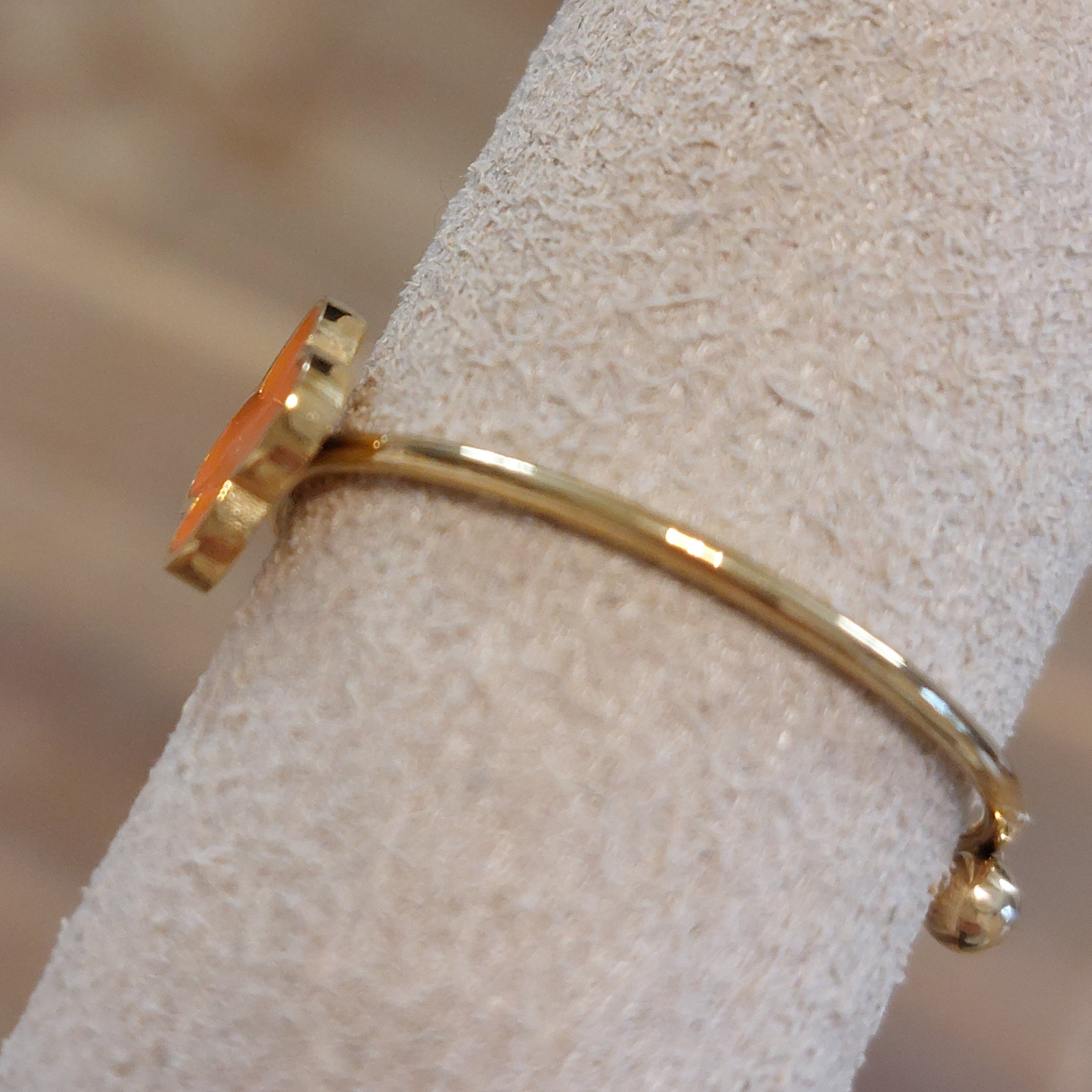 Bague Natal dorée vue de profil - détail pastille trèfle et anneau réglable
