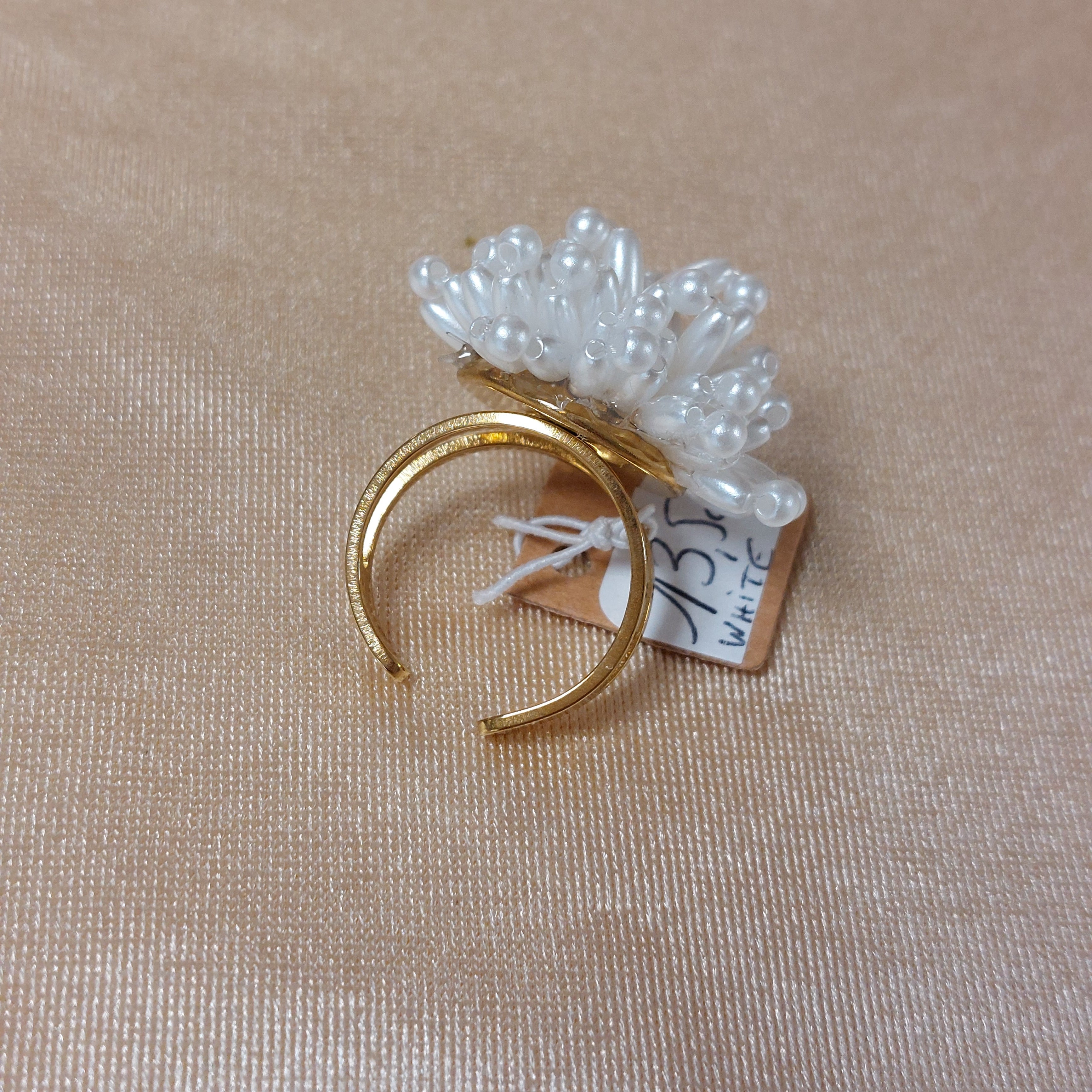 Bague White dorée – détail fleur perles blanches, bague réglable acier inoxydable femme
