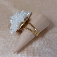 Bague White dorée – vue de profil, fleur oursin perles blanches sculpturale et lumineuse, cadeaux fete des mères