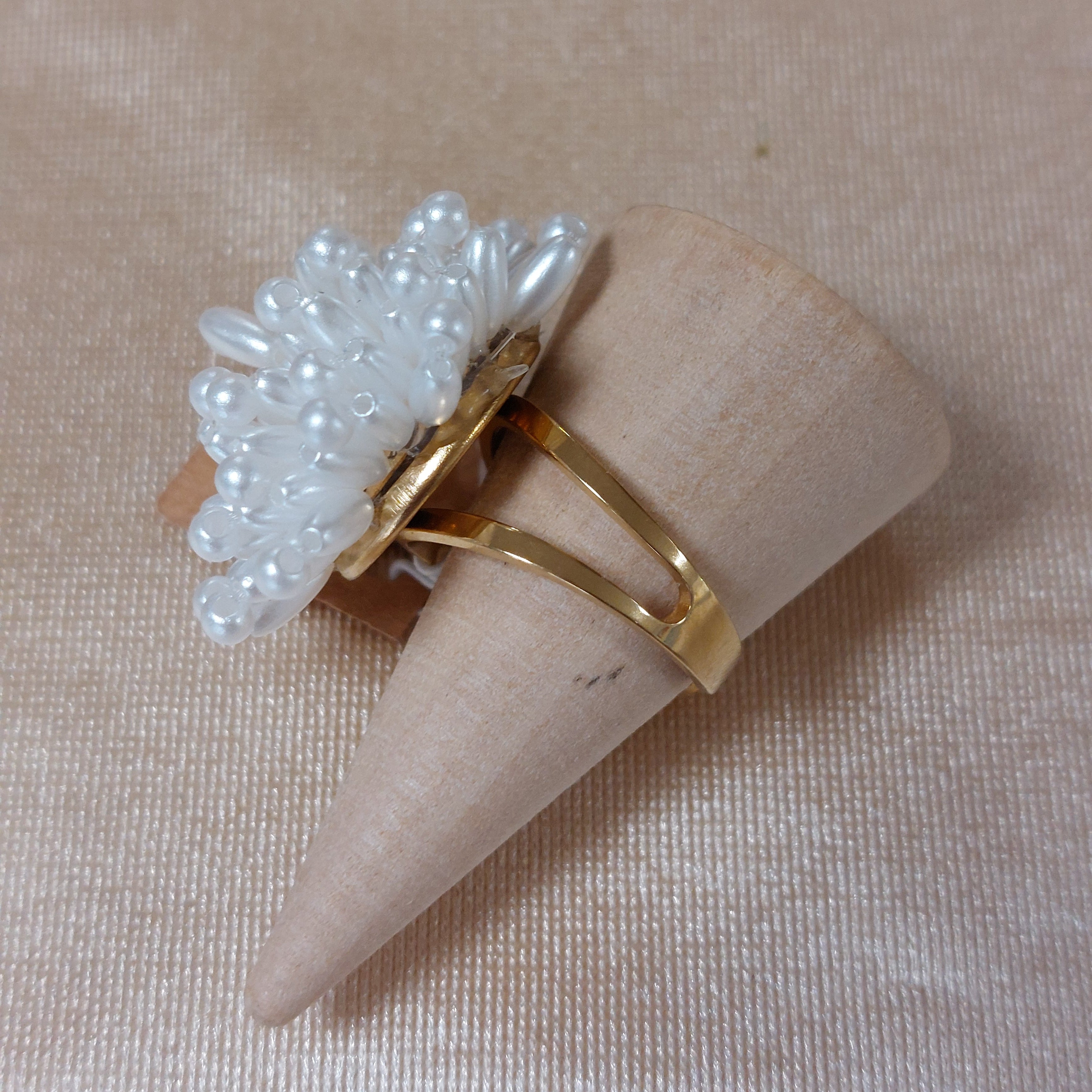 Bague White Dorée Fleur Oursin Perles Blanches – Réglable, Acier Inoxydable