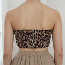Bandeau crop top smocké vu de dos. imprimé léopard camel sur carry le rouet