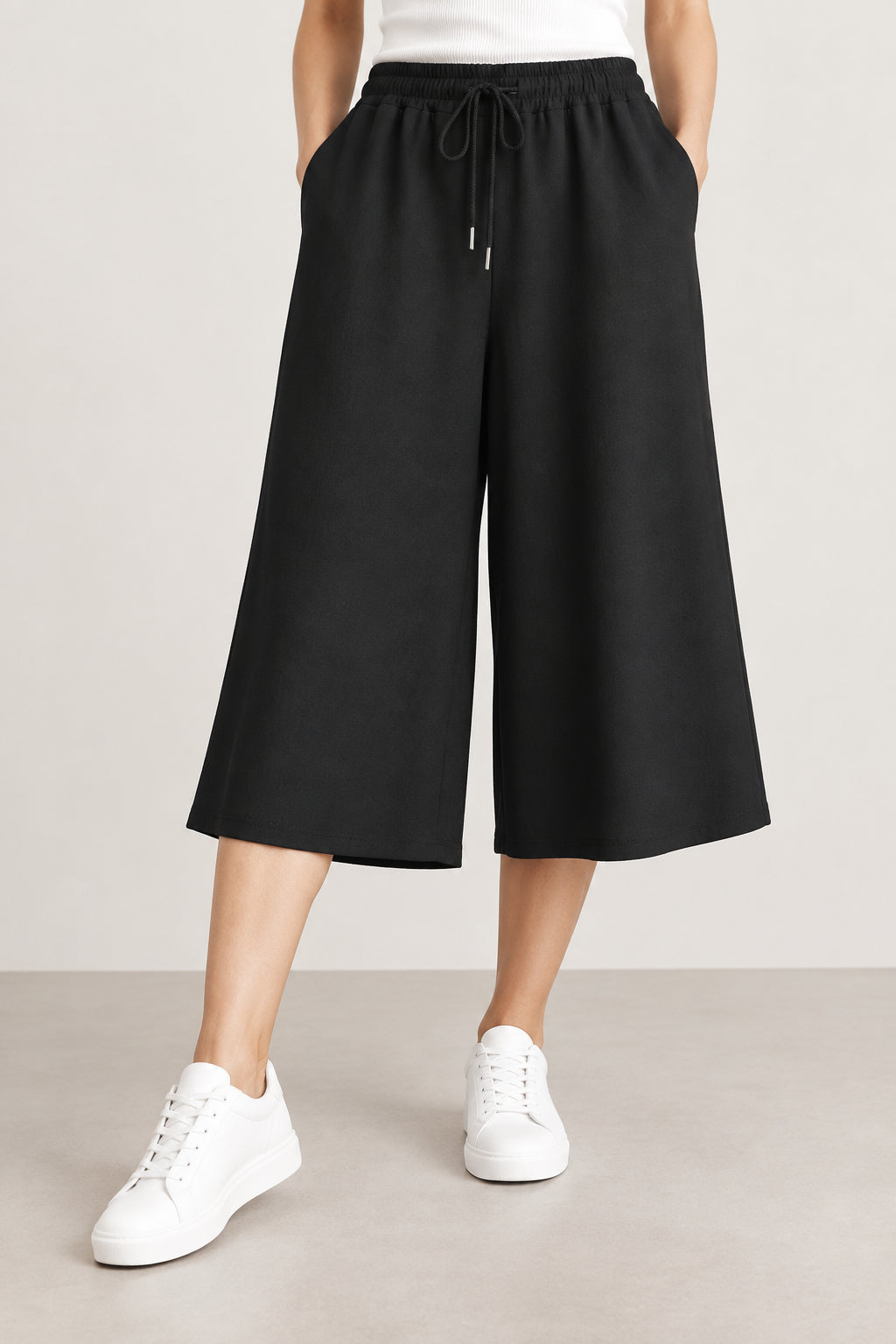 Bermuda long Benoit noir porté, coupe palazzo, taille élastique
