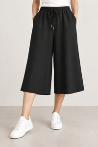 Bermuda long Benoit noir porté, coupe palazzo, taille élastique
