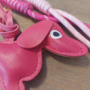 Détail bijou de sac Bill - mousqueton cœur porte-clés teckel charm sur Carry le Rouet